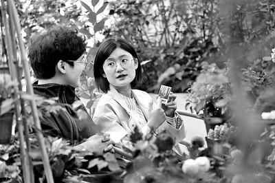 “90后”湖州姑娘沈吉從英國(guó)畢業(yè)后回國(guó)創(chuàng)業(yè)，為家鄉(xiāng)做貢獻(xiàn)。新華社發(fā)