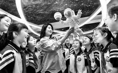 河北省邯鄲市邯山區(qū)實(shí)驗(yàn)小學(xué)老師向?qū)W生們介紹航空航天知識(shí)。郝群英攝/光明圖片