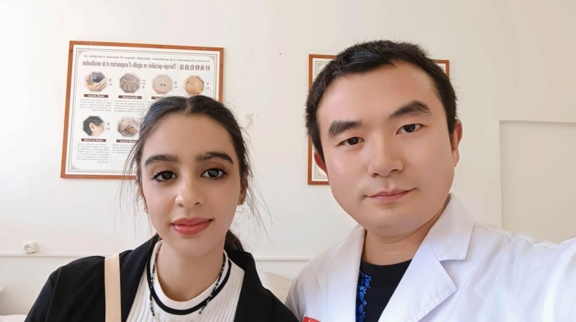 康復后的阿斯瑪與中國醫(yī)生梁敏。中國援阿爾及利亞醫(yī)療隊供圖