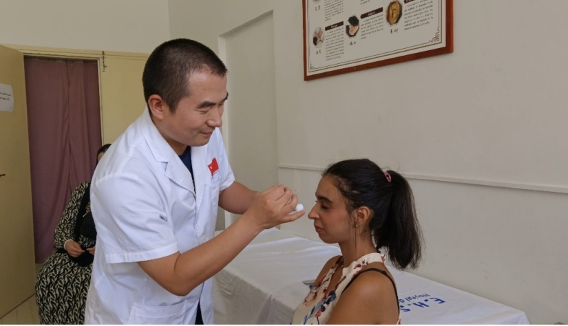 中國醫(yī)生為患者針灸治療。中國援阿爾及利亞醫(yī)療隊供圖