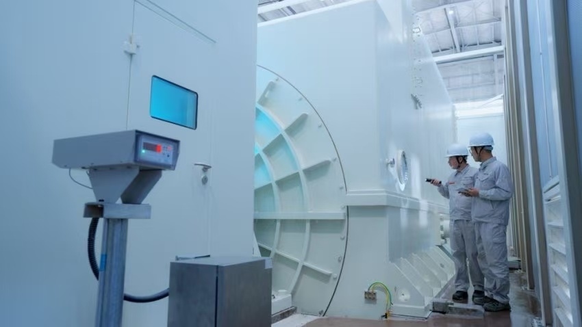 工作人員檢查300兆瓦壓氣儲(chǔ)能示范工程發(fā)電機(jī)。受訪者供圖