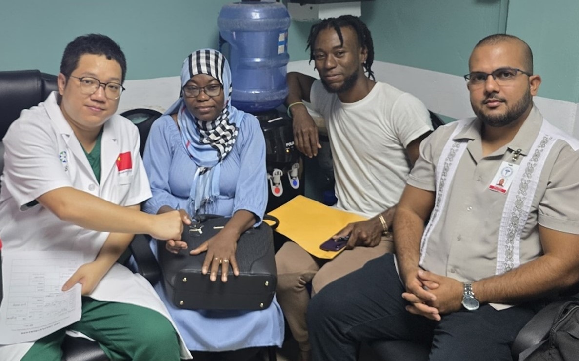 第20期中國(guó)援圭亞那醫(yī)療隊(duì)成員與患者及其家屬合影。第20期中國(guó)援圭亞那醫(yī)療隊(duì)供圖