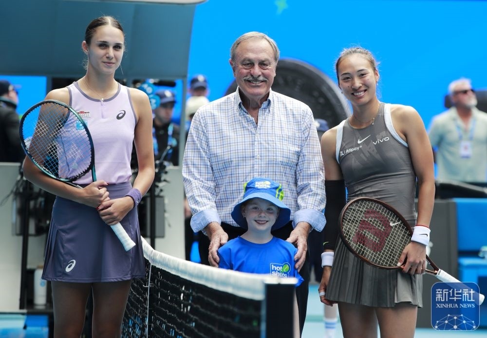 ↑鄭欽文（右）、托多尼（左）在比賽前與澳大利亞網(wǎng)球名將約翰·紐康姆合影。新華社記者 馬平 攝