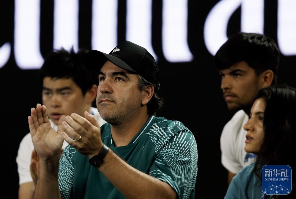 ↑鄭欽文的教練丹特·博蒂尼（中）在場邊觀賽。新華社記者 馬平 攝