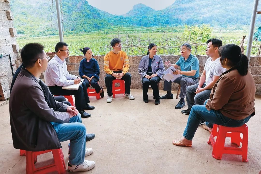 △法學(xué)會(huì)法律咨詢專家等入戶走訪、調(diào)解糾紛。