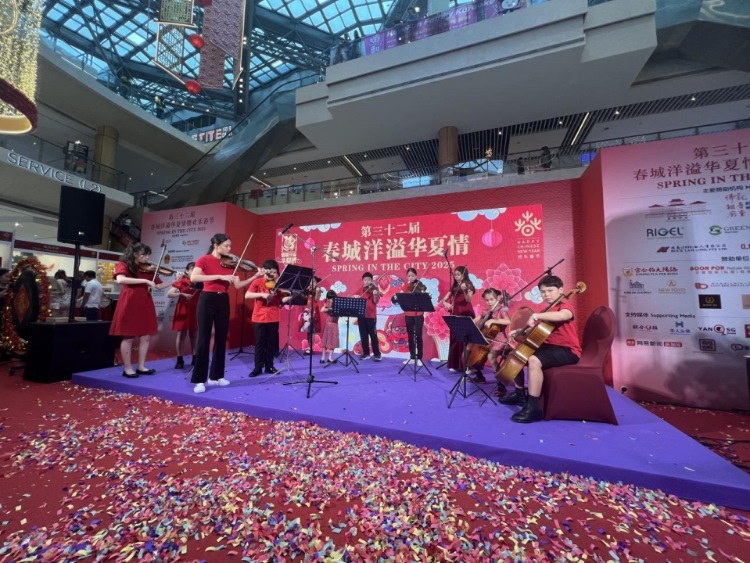 來自中國和新加坡的藝術(shù)團(tuán)體聯(lián)袂表演了歌舞、器樂、武術(shù)、雜技等多種形式的文藝節(jié)目?；顒又鬓k方供圖