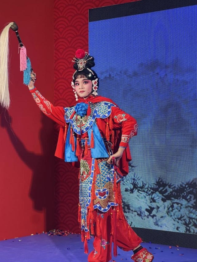 來自中國和新加坡的藝術(shù)團(tuán)體聯(lián)袂表演了歌舞、器樂、武術(shù)、雜技等多種形式的文藝節(jié)目?；顒又鬓k方供圖