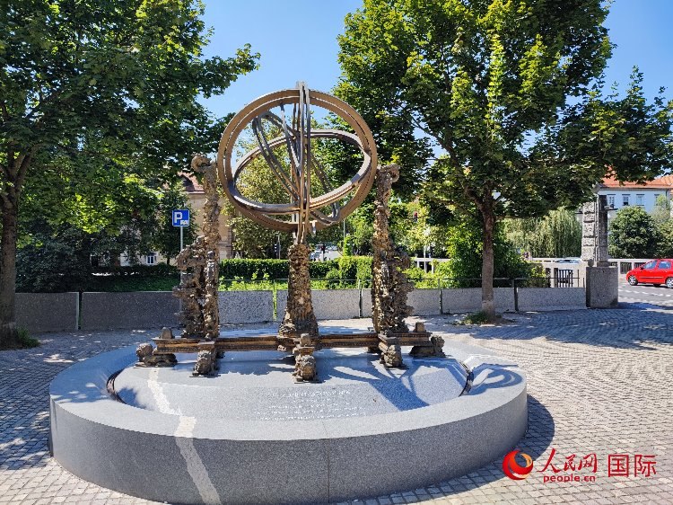 位于盧布爾雅那古城中心河畔的中斯友好紀(jì)念碑。人民網(wǎng)記者 謝亞宏攝