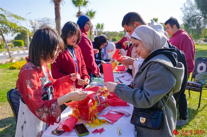 學(xué)生們踴躍參與中國文化體驗(yàn)活動。人民網(wǎng) 塔里克·易卜拉欣攝
