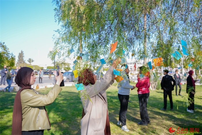 學(xué)生們踴躍參與中國文化體驗(yàn)活動。人民網(wǎng) 塔里克·易卜拉欣攝