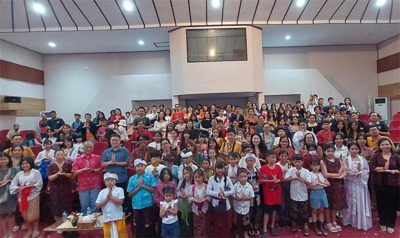 出席活動(dòng)的師生與嘉賓合影。巴陵康孔子學(xué)院供圖