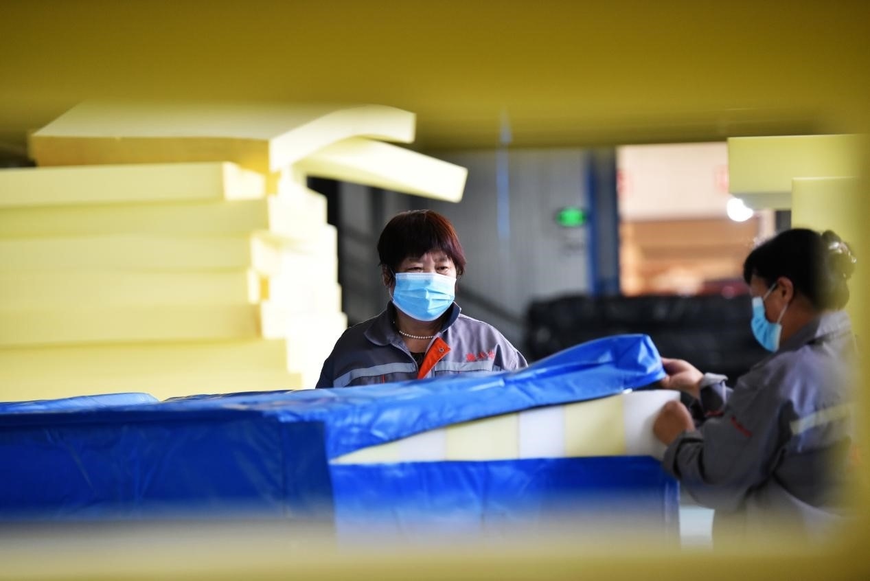 定州市某公司生產(chǎn)的短道速滑防護墊、速度滑冰防護墊、雪上防護墊等產(chǎn)品。白永民攝