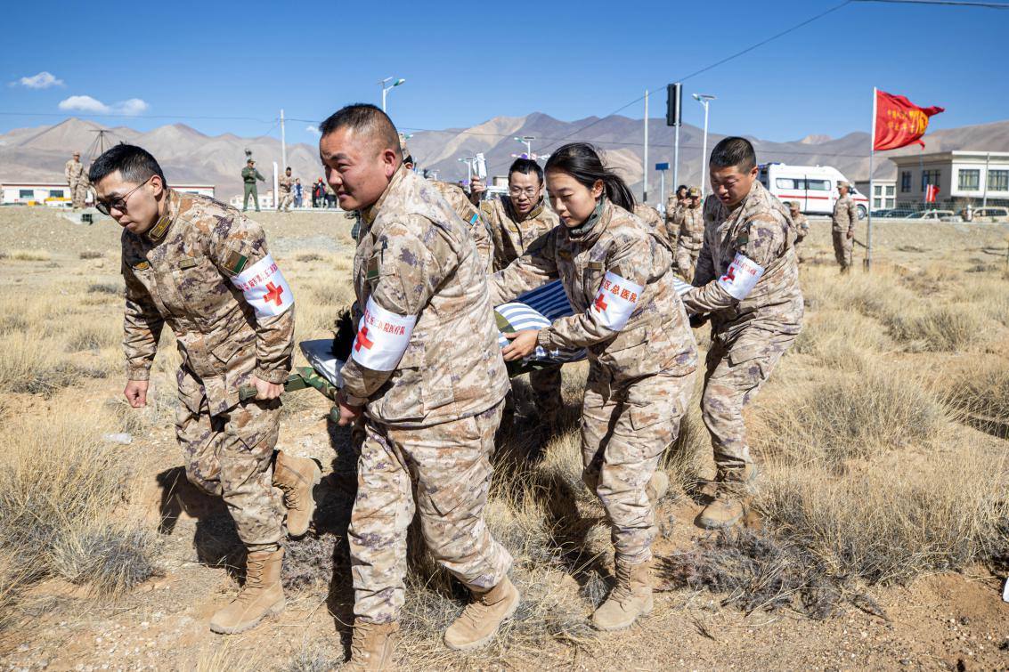 1月9日，日喀則定日縣長所鄉(xiāng)，西藏軍區(qū)總醫(yī)院醫(yī)療隊隊員將受傷村民用擔架從救護車準備抬上直升機，轉運至拉薩的西藏軍區(qū)總醫(yī)院救治。人民日報記者張武軍攝
