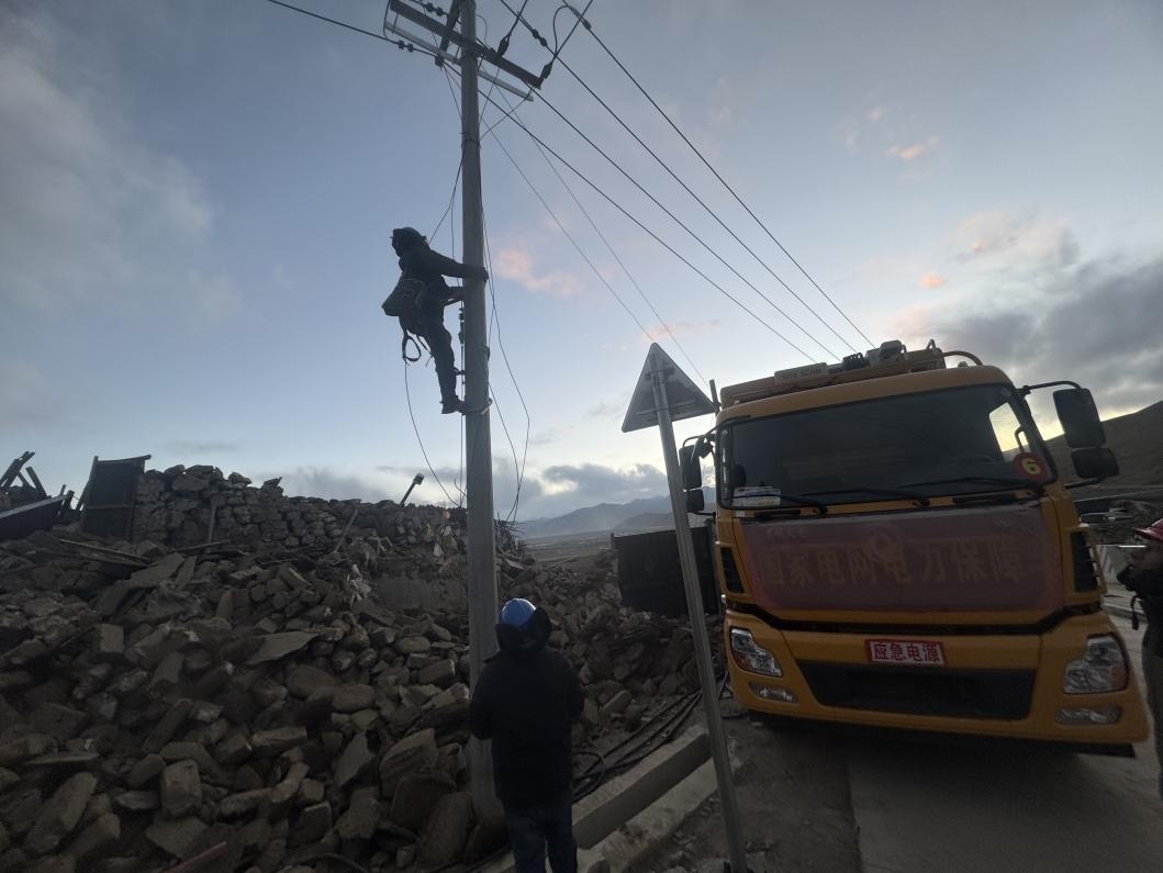 1月10日，定日縣長所鄉(xiāng)，國家電網西藏電力員工正在搶修災區(qū)受損線路。人民日報記者宋豪新攝