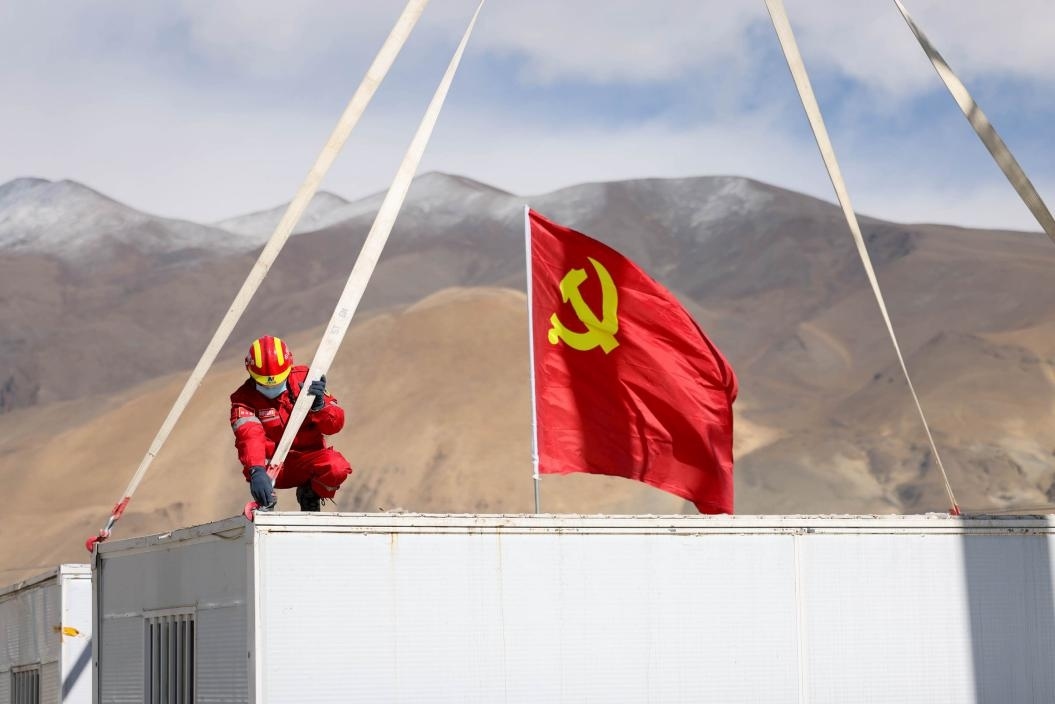 1月13日，定日縣長所鄉(xiāng)嘎布村安置點，中國安能三局成都基地支援震區(qū)的黨員突擊隊隊員在搭建活動板房。人民日報記者張武軍攝