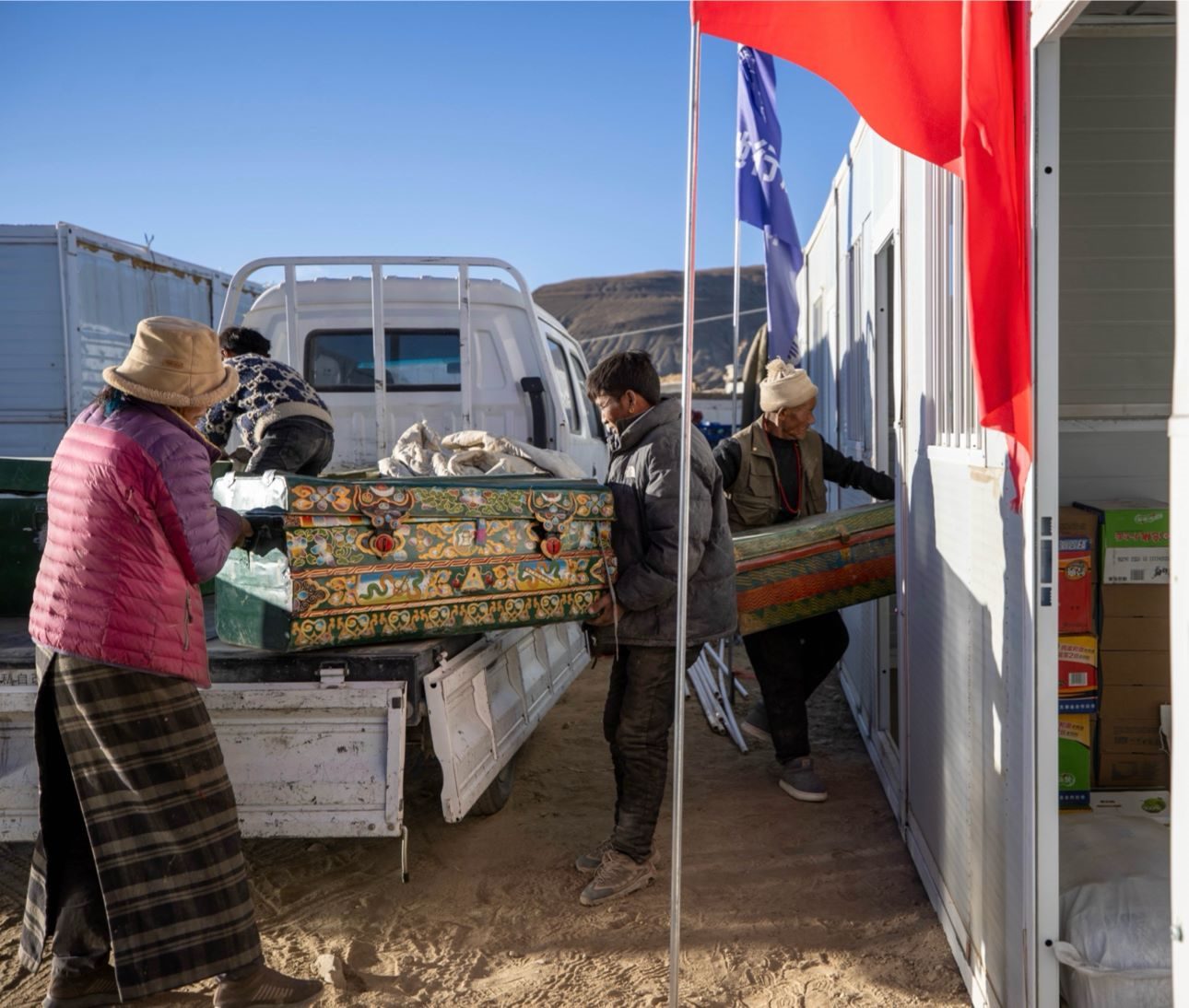 1月11日，西藏定日縣曲洛鄉(xiāng)措昂村，首批入住活動板房的村民正在搬運物品，為入住做準備。人民日報記者張武軍攝