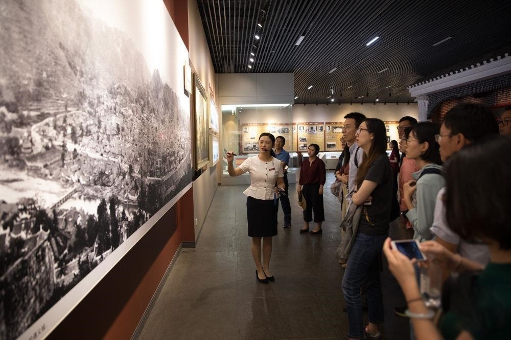 △參觀者在遵義會議紀(jì)念館聽取介紹。