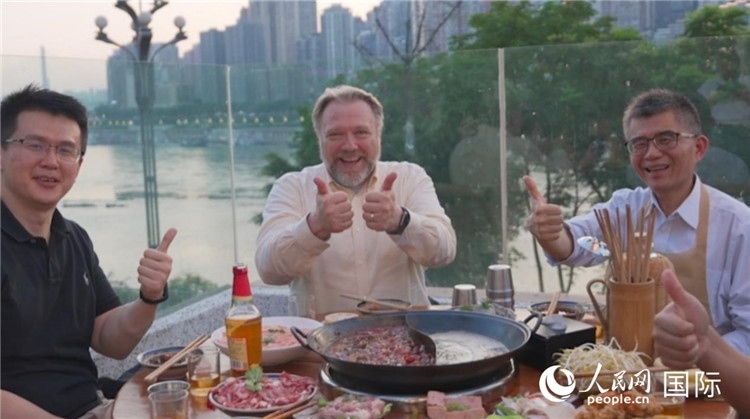 軻寶華和同事在重慶南濱路吃火鍋。人民網(wǎng)記者 蘇纓翔攝