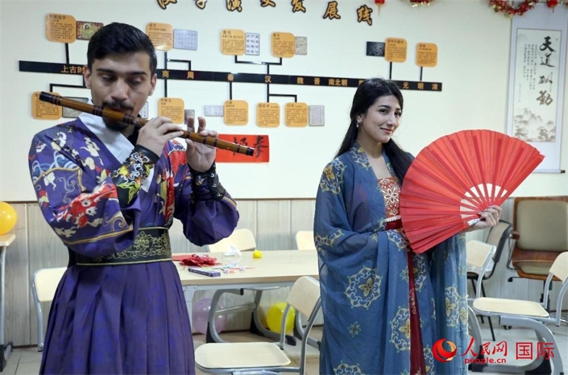 薩拉赫丁大學(xué)中文系學(xué)生們展示才藝。人民網(wǎng)伊納斯·易卜拉欣攝