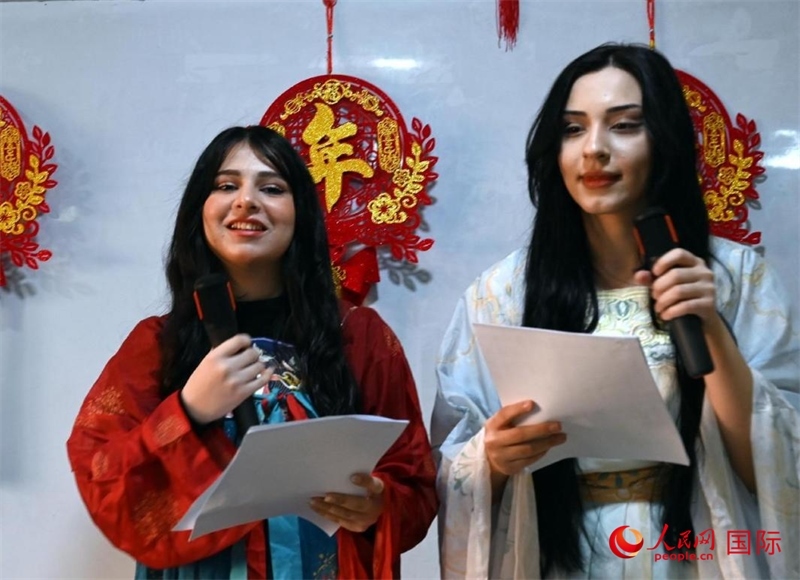 活動由中文系學(xué)生主持。人民網(wǎng)伊納斯·易卜拉欣攝