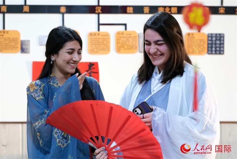 兩名參加活動的學(xué)生。人民網(wǎng)伊納斯·易卜拉欣攝