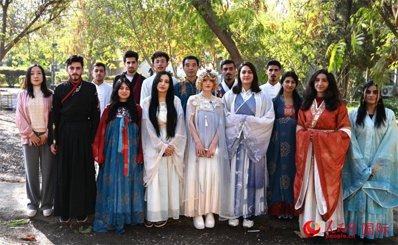 部分參加活動的師生合影。人民網(wǎng)伊納斯·易卜拉欣攝