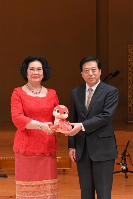 中國(guó)駐泰國(guó)大使韓志強(qiáng)與國(guó)際奧委會(huì)委員、泰國(guó)愛(ài)樂(lè)樂(lè)團(tuán)董事會(huì)主席坤仁帕塔瑪共同出席音樂(lè)會(huì)。主辦方供圖