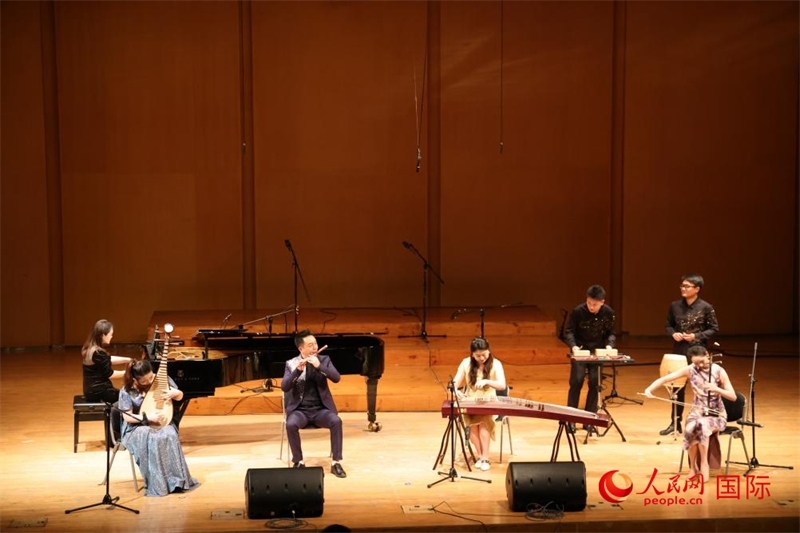 來(lái)自云南藝術(shù)學(xué)院的音樂(lè)家在演奏《金蛇狂舞》。人民網(wǎng)記者 楊一攝