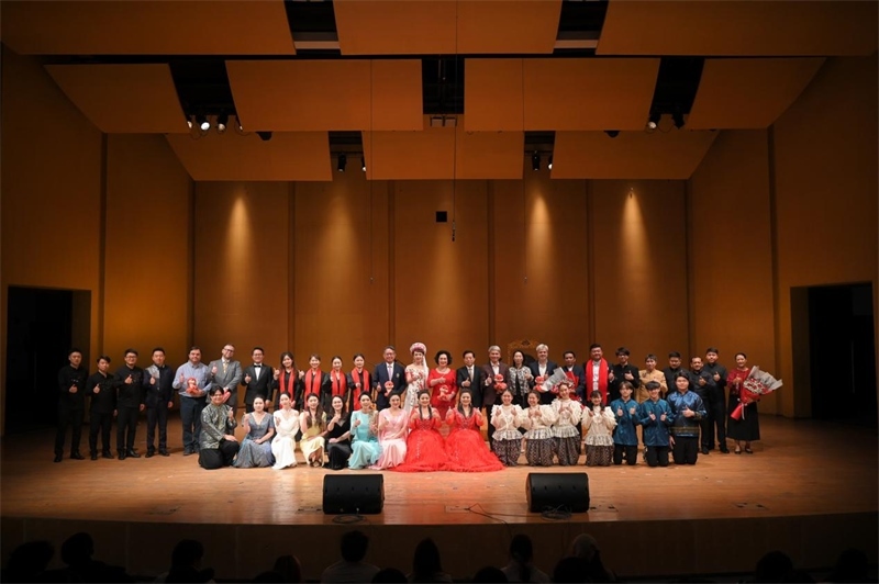 音樂(lè)會(huì)嘉賓與表演者集體合影?；顒?dòng)主辦方供圖