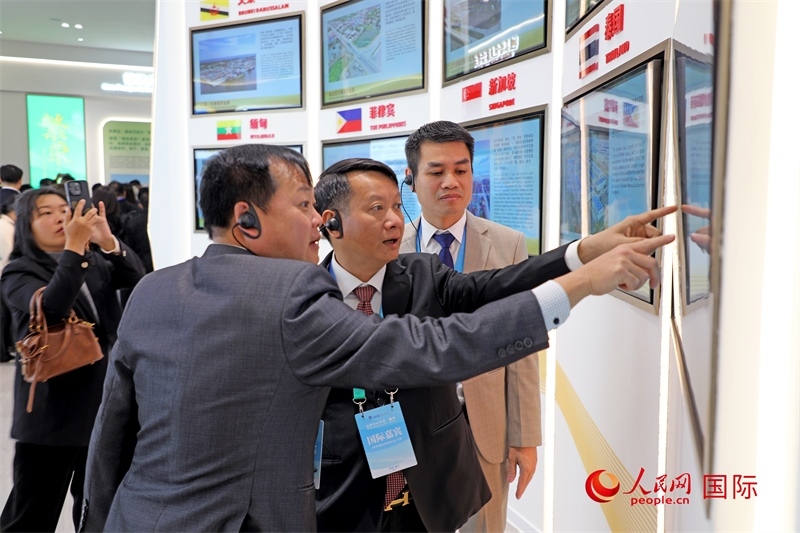 越南參會代表在南寧國際會展中心參觀。人民網(wǎng)記者 趙益普攝