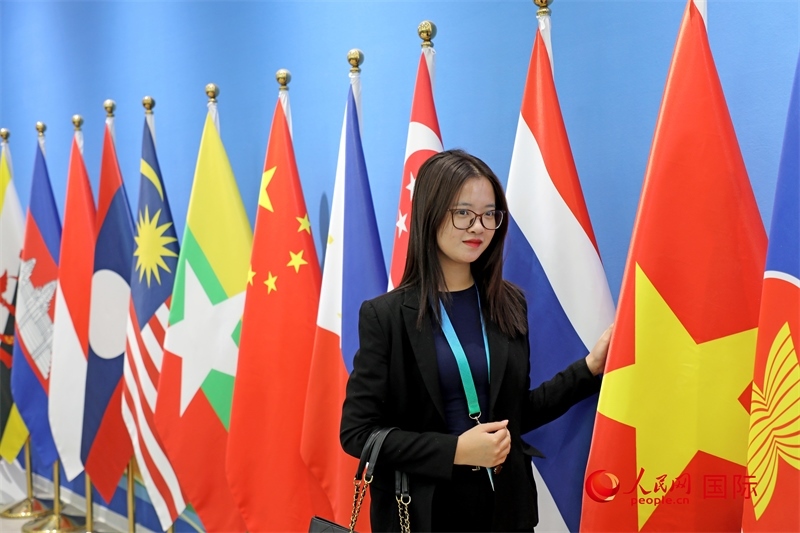 越南芒街市參會代表在南寧國際會展中心參觀。人民網(wǎng)記者 趙益普攝