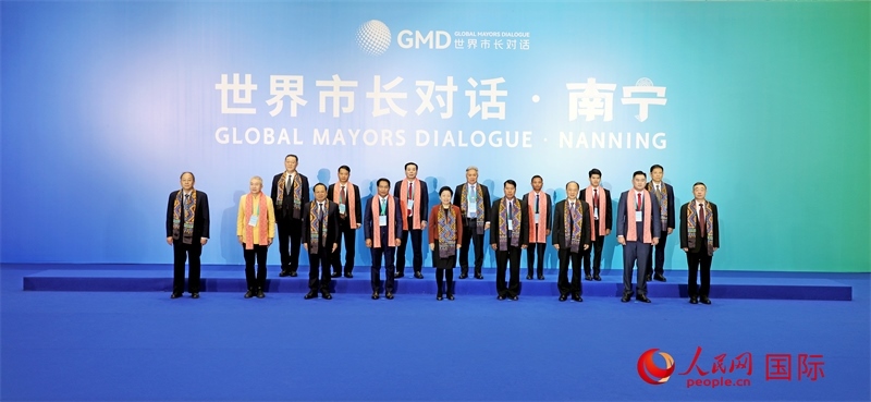 在南寧國際會展中心金桂花廳外，參加活動的中國和東盟國家市長合影留念。人民網(wǎng)記者 趙益普攝