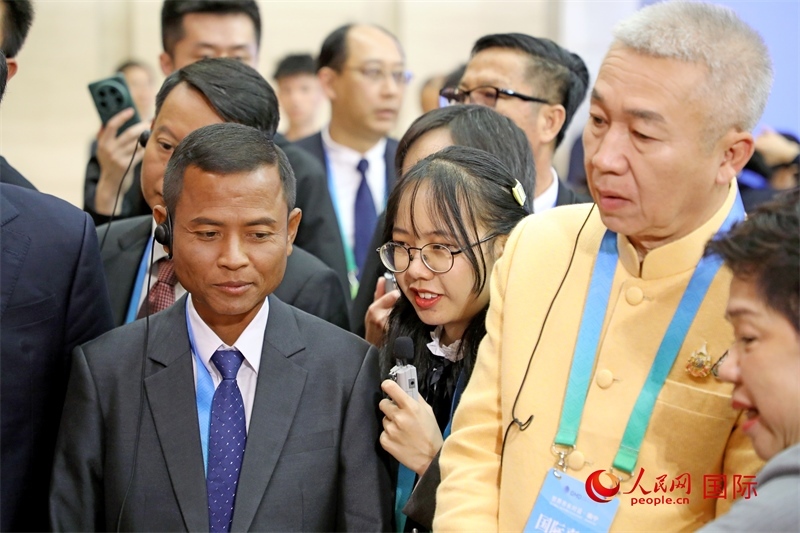 東盟國家市長在觀看、體驗?zāi)蠈幏沁z展示。人民網(wǎng)記者 趙益普攝