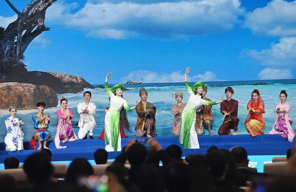 這是1月16日，在南寧國際會展中心，演員在“世界市長對話·南寧”活動間隙表演節(jié)目。新華社記者 陸波岸 攝