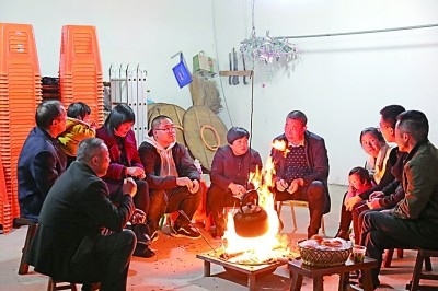 為討論蜜梨產(chǎn)業(yè)發(fā)展事宜，鸕鳥鎮(zhèn)開展“圍爐夜話”。資料圖片