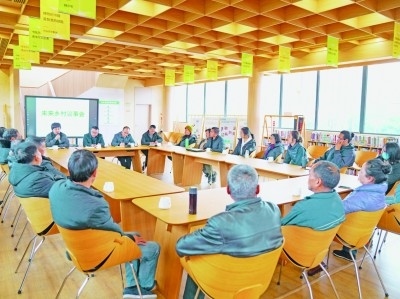 各種形式的民主協(xié)商議事會(huì)在余杭區(qū)落地生花。圖為黃湖鎮(zhèn)就共富工坊工作召開未來鄉(xiāng)村議事會(huì)。資料圖片