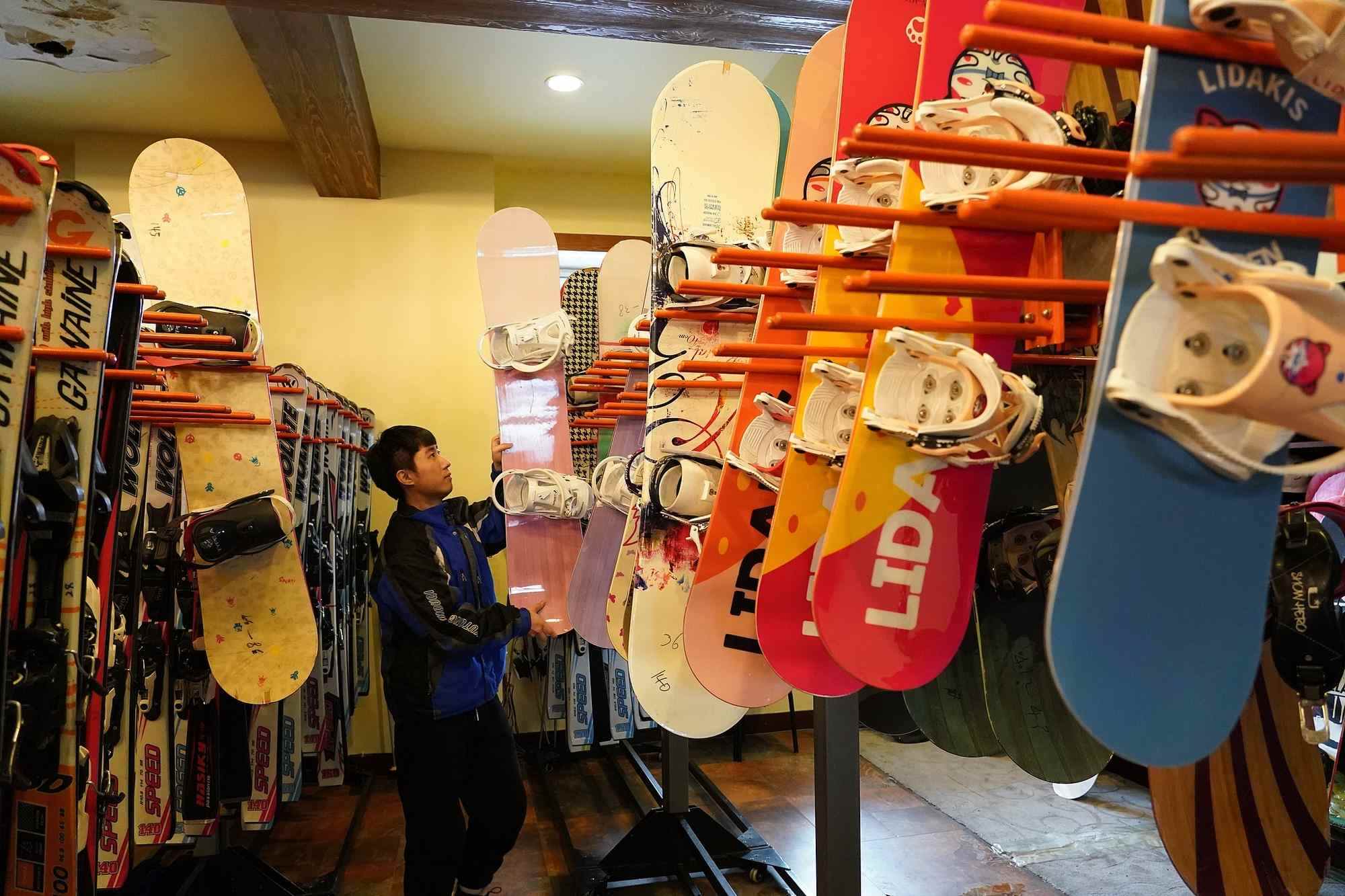 海拉爾滑雪場(chǎng)，工作人員在整理雪具