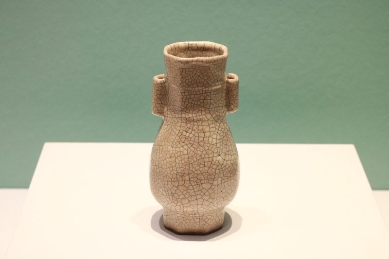 圖為故宮博物院藏宋代哥窯米黃釉貫耳瓶。