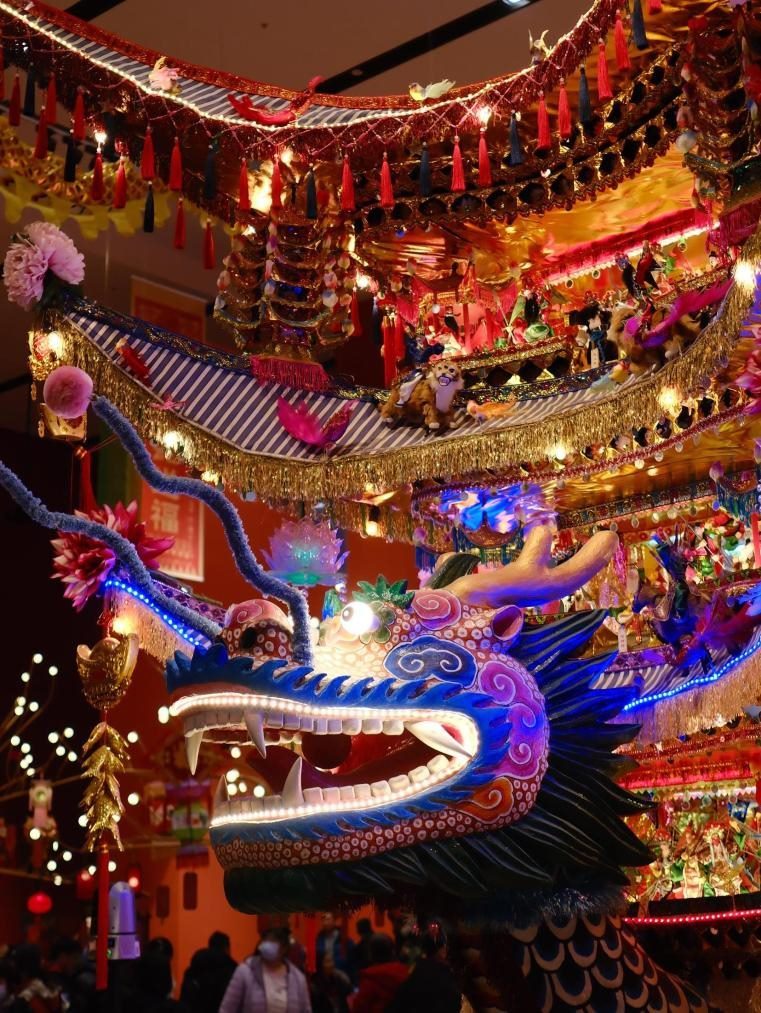 圖為“過(guò)年——春節(jié)主題展”中展出的浙江樂(lè)清首飾龍燈彩。