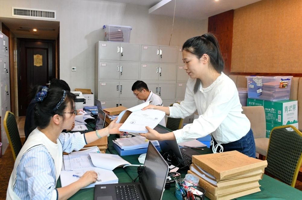 福州市委巡察機構(gòu)對全市法院系統(tǒng)開展提級聯(lián)動交叉巡察。在永泰縣駐地，巡察組工作人員查看財務(wù)憑證（2024年5月21日攝）。新華社記者 林善傳 攝