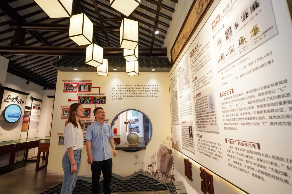 參觀者在蘇州市吳江區(qū)平望鎮(zhèn)廉潔教育基地鶯湖廉園內(nèi)參觀（2024年7月4日攝）。新華社記者 李博 攝