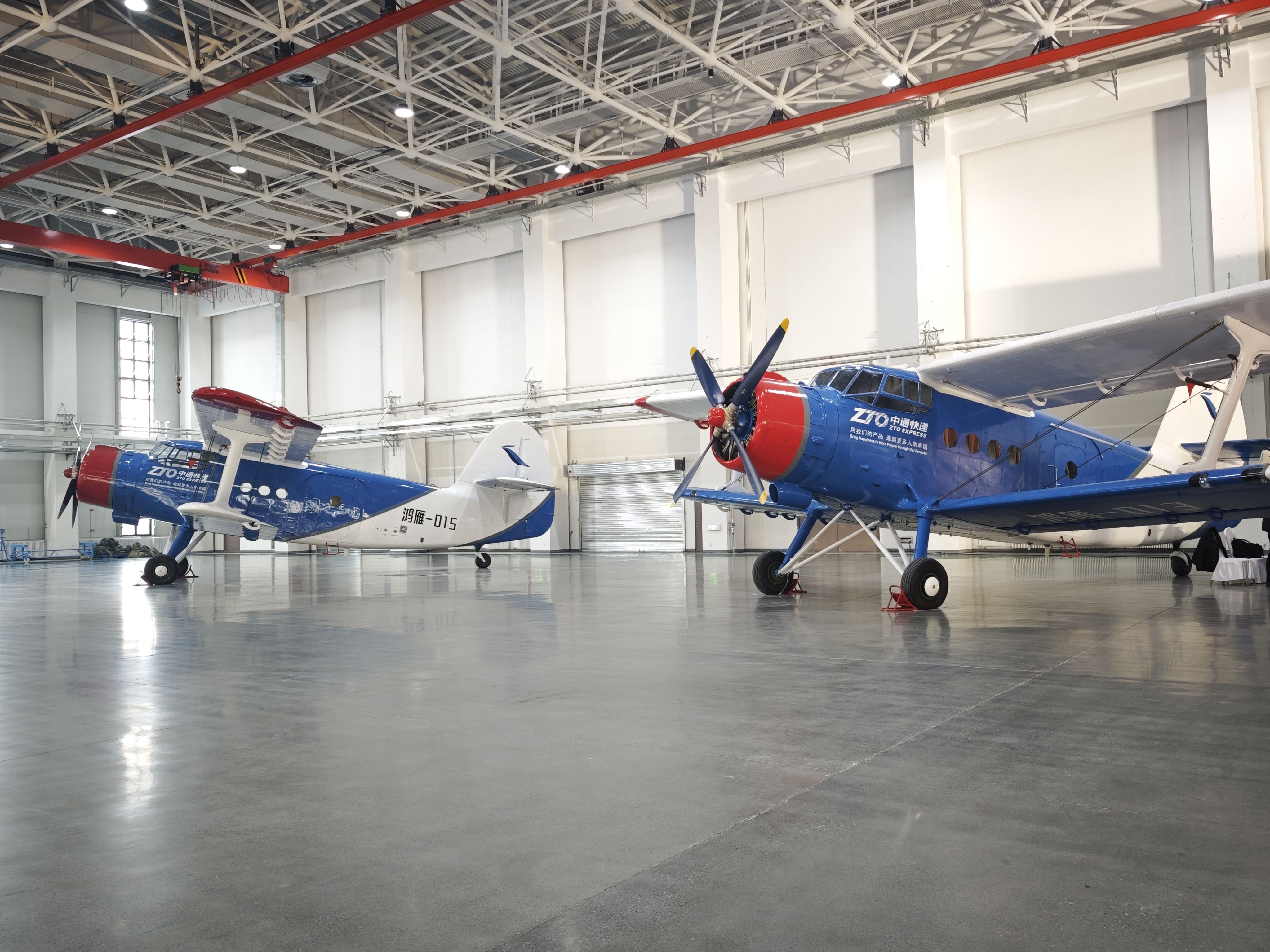 1月20日，停放在交付現(xiàn)場的大型無人機(jī)鴻雁（HY100）。新華社記者 茍立鋒 攝