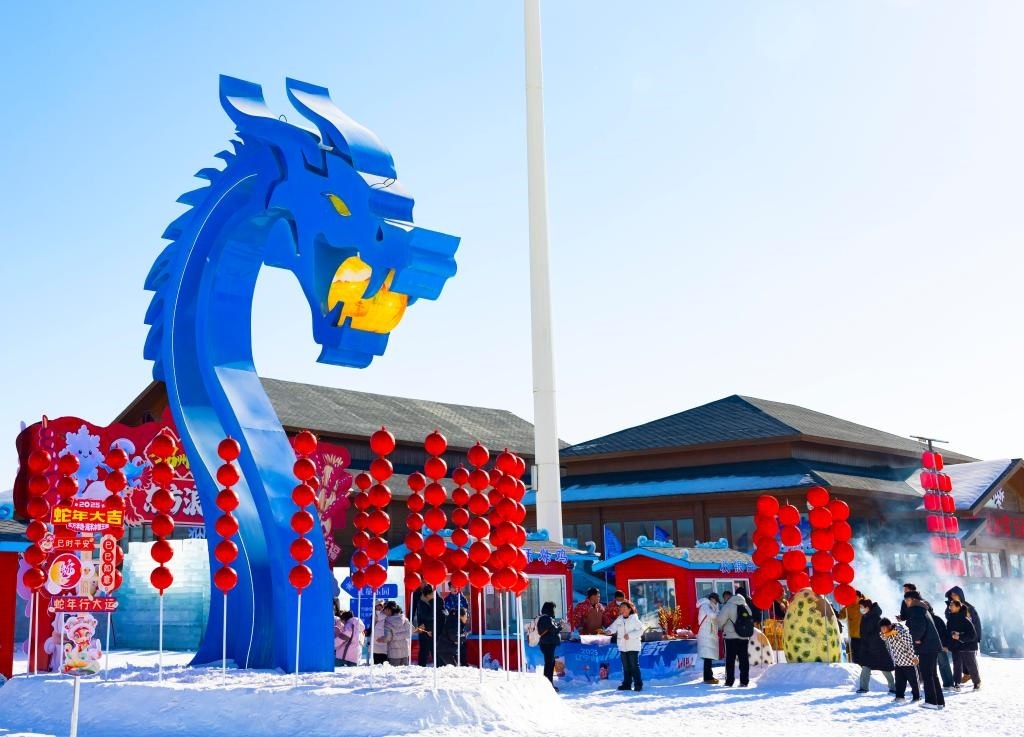 2025年1月，游客在遼寧錦州東方華地城海洋冰雪王國(guó)內(nèi)游覽。新華社發(fā)