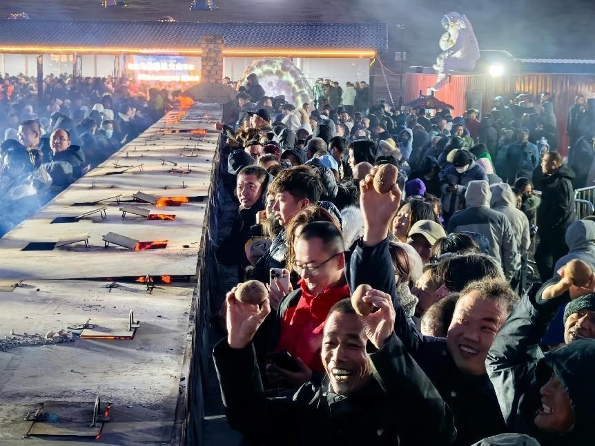 烏蘭哈達(dá)火山腳下“千人烤土豆”。人民網(wǎng)記者 苗陽攝