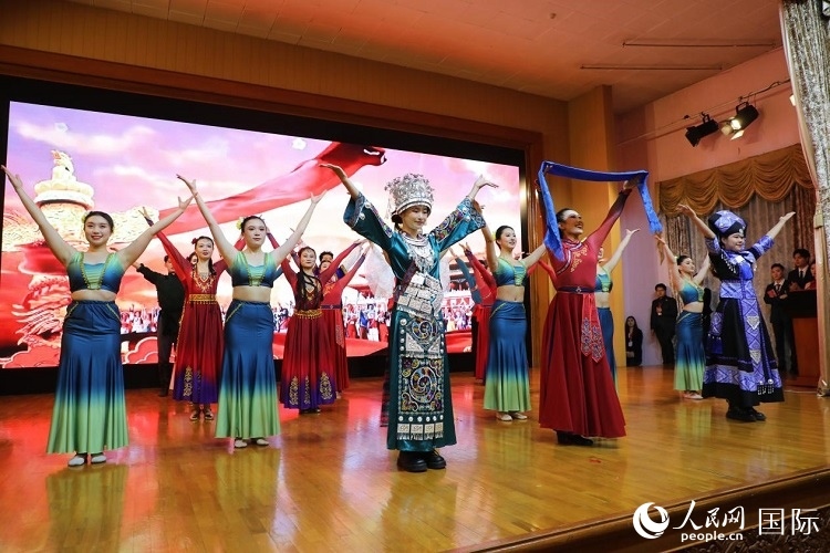 留俄學(xué)生進(jìn)行民族舞表演。人民網(wǎng)記者 隋鑫攝