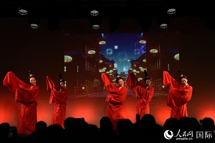 舞蹈《金蛇狂舞》。人民網(wǎng)記者 殷淼攝