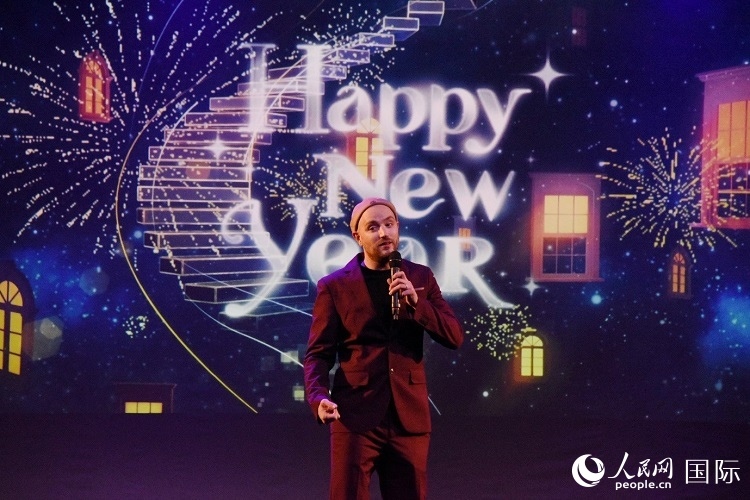 瑞典籍歌手天木演唱歌曲《Happy New Year》。人民網(wǎng)記者 殷淼攝