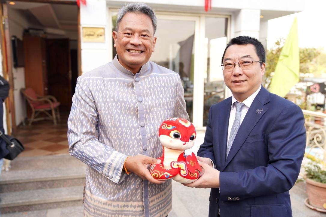 中國駐埃及使館參贊兼開羅中國文化中心主任張易向塔納瓦大使贈(zèng)送2025“歡樂春節(jié)”吉祥蛇。開羅中國文化中心供圖