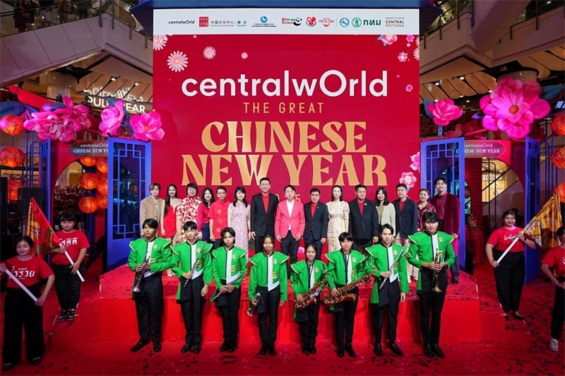 中泰嘉賓在活動開幕式上合影留念?；顒又鬓k方供圖