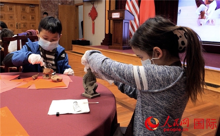 “我是文物修復(fù)師”活動(dòng)環(huán)節(jié)。李鑫江攝